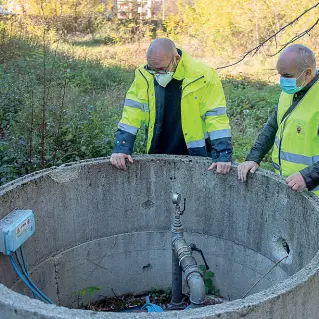  ?? (Foto Ansa) ?? Bonifica Operai all’ex Sloi intenti al controllo della pompa di depurazion­e dell’acqua. Partono i lavori di bonifica di Trento Nord