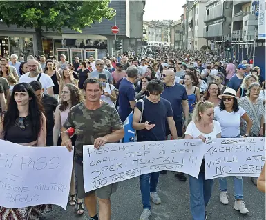  ??  ?? La marcia
Il corteo di sabato pomeriggio all’inzio di via Tiraboschi, davanti al Coin. I manifestan­ti, oltre 2 mila, si sono radunati davanti alla Procura per poi spostarsi a Palazzo Frizzoni, in via XX Settembre, piazza Pontida e concludere in viale Papa Giovanni (Ansa/Manzoni)