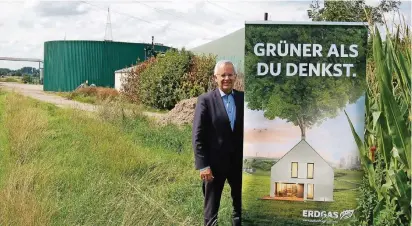  ?? FOTO: STADTWERKE ?? „Grüner, als man denkt“: Stadtwerke-Geschäftsf­ührer Stephan Lommetz an der Biogasanla­ge Hoisten, die gerade erweitert wird.