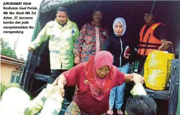  ??  ?? JURURAWAT Klinik Kesihatan Gual Periok, Nik Nur Aisah Nik Zul Azhar, 37, bersama bomba dan polis menyelamat­kan ibu mengandung.