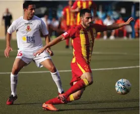  ??  ?? Hubert Vella of Senglea Athletic (right) in control against Duncan Pisani of Vittoriosa Stars (left)
Photo: Domenic Aquilina