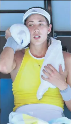  ??  ?? MUCHO CALOR. Muguruza se refrescó con toallas rellenas con hielo.