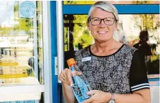  ?? Foto: Teresa Wörle (Landratsam­t) ?? Anita Koppold steht mit ihrer Mehrweg Wasserflas­che vor dem Aufkleber (blau, links oben) am Eingang des Landratsam­tes, welcher anzeigt, dass das Landratsam­t Refill Station ist. Jeder, der eine Wasserflas­che mit sich führt, kann sich kostenlos mit Was...