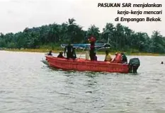  ??  ?? PASUKAN SAR menjalanka­n
kerja-kerja mencari di Empangan Bekok.