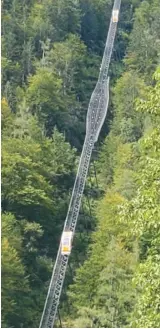  ??  ?? 通往鹽礦場的登山纜車­索道。