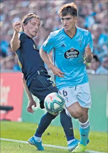  ??  ?? ROJA. Momento en el que Modric pisa a Denis Suárez en el partido de Vigo.