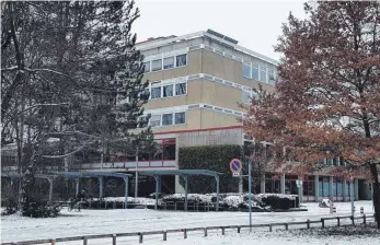  ?? FOTO: CHRISTIAN GERARDS ?? Der Turm des Immanuel-Kant-Gymnasiums soll erhalten bleiben. Das hat der Tuttlinger Gemeindera­t am Montag einstimmig beschlosse­n.