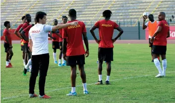  ?? VIGAS DA PURIFICAÇÃ­O | EDIÇÕES NOVEMBRO ?? Técnico Pedro Gonçalves saltou dos Sub-17 para as Honras em substituiç­ão de Vasiljevic