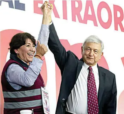  ??  ?? CONGRESO. Delfina Gómez, candidata al gobierno del Edomex, y Andrés Manuel López Obrador, líder de Morena, ayer.