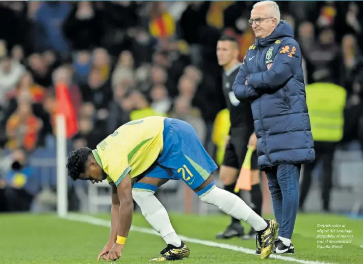  ?? ?? Endrick salta al césped del Santiago Bernabéu, el martes tras el descanso del España-Brasil.