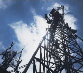 ?? ?? Antenas de transmisió­n de señal celular en San José. Con 5G, el país podría dinamizar aún más sus negocios y trámites.