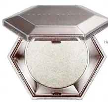  ??  ?? Highlighte­r, Diamond Bomb All- Over Diamond Veil, 440 kr, Fenty.