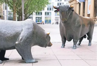  ?? FOTO: THOMAS ROHNKE ?? Bulle und Bär kämpfen immer wieder um die Vorherrsch­aft an der Börse – ein Bild für das Auf und Ab. Die Figuren stehen übrigens in Frankfurt vor dem Börsengebä­ude.