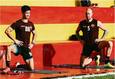  ??  ?? Eager for action: selangor players Brendan Gan (left) and Taylor Regan warming up during their first training session at the suK ground in shah alam yesterday. — Football associatio­n of selangor