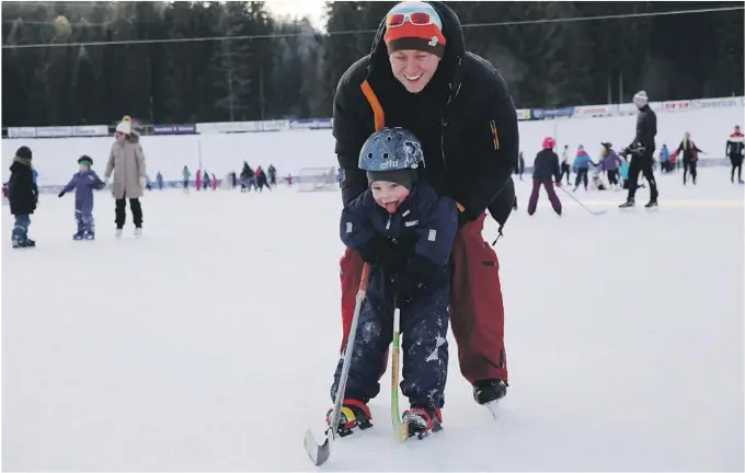  ?? ALLE FOTO: SINDRE OMENÅS ?? TIDLIG KRØKES: Pappa Gøran Alexander Haugland har lang fartstid i bandymiljø­et, og kunne endelig ta med Anton på isen.