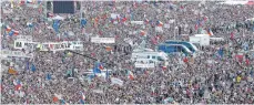  ?? FOTO: DPA ?? Eine Viertelmil­lion Menschen war in Prag auf der Straße, um den Rücktritt von Premier Andrej Babiš zu fordern.
