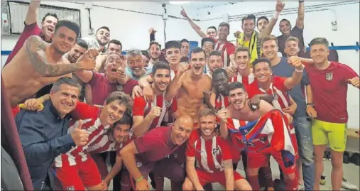  ??  ?? A POR EL ASCENSO. Los jugadores del Atleti B celebraron en el vestuario de Parla su primer puesto: tienen la Segunda B a un paso.