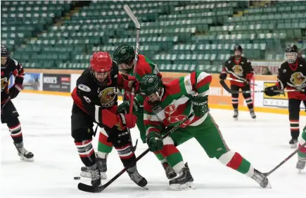  ?? CITIZEN PHOTO BY JAMES DOYLE ?? Cariboo Cougars Minor Midget player Colton Thom looks for the loose puck while going up against two Everett Silvertips U15 defenders on Sunday morning at CN Centre. It was the final match-up of a weekend exhibition series between the two teams.