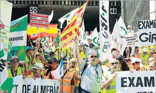  ?? MANUEL CARRETERO / EFE ?? Concentrac­ión de los examinador­es de tráfico en Madrid durante la jornada de huelga convocada el pasado 2 de junio