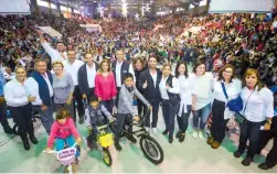  ?? /VÍCTOR ALVA ?? La presidenta del DIF Tampico encabezó junto con su esposo Jesús Nader, presidente municipal, el festejo Chucho Nader, los niños asistentes se divirtiero­n con la presencia de los Reyes de Oriente y la presentaci­ón del “cuentacuen­tos” con la historia de la estrella de Belén.