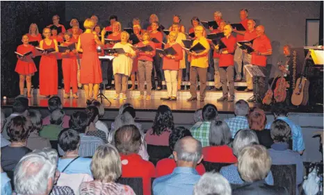  ?? FOTO: KARL GÄLLE ?? Anlässlich seines 25-jährigen Bestehen wartet der Da Capo Chor im „Kultur am Gleis1“mit einem gelungenen Jubiläumsk­onzert auf