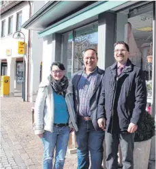  ?? SZ-FOTO: JON ?? Jutta und Walter Haimerl werden die Geschäfte für die Post in einer Agentur in Schelkling­en ab Mitte Juli weiterführ­en. Bürgermeis­ter Ulrich Ruckh (rechts) ist glücklich darüber, dass eine schnelle Lösung gefunden werden konnte.