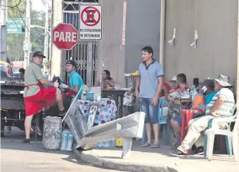  ??  ?? Puestos de comidas debajo del paso a desnivel, con mesas y sillas a la espera de clientes. De acuerdo a los vecinos, la zona se convierte “en tierra de nadie” durante la noche.