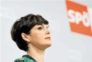  ??  ?? SPÖ-Chefin Rendi-Wagner vermisst bei Türkis-Grün soziale Gerechtigk­eit.