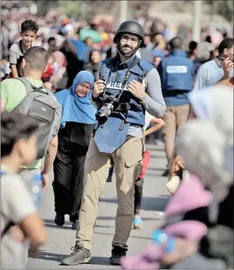  ?? (Foto: IG Motaz Azaiza) ?? Mu’tez je jedan od zaslužniji­h za otpor medijskoj blokadi i cenzuri koju nameću društvene mreže u slučaju Palestine