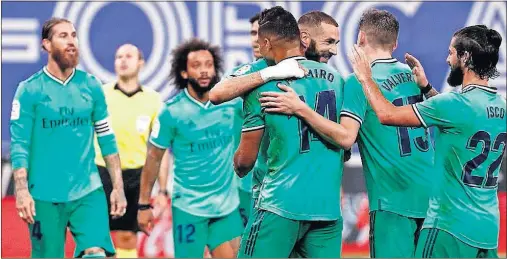  ??  ?? Isco, Valverde y Casemiro se abrazan a Benzema, con Marcelo y Ramos de camino, tras la genial asistencia de Karim en el gol del triunfo.