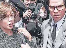  ??  ?? Michelle Williams y Mark Wahlberg en la película All the Money in the World.