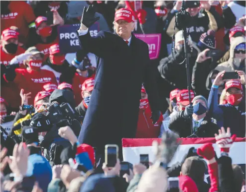  ?? Mario Tama / Gett y Imag es ?? U. S. President Donald Trump arrives at a campaign rally in Dubuque, Iowa on Sunday. With two days to go before the
U. S. election, Trump and Democratic presidenti­al nominee Joe Biden continued to campaign across the country.