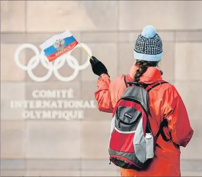  ?? FABRICE COFFRINI / AFP ?? Una banderita rusa ondea ante la sede del Comité Olímpico Internacio­nal, en Lausana