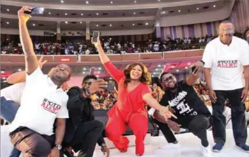  ??  ?? Omotola , AY and her crew at the event