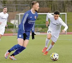  ?? BENEFOTO ?? MSV-Zugang Bartosz Siedlarski (links) setzt sich hier gegen Anas Oualdali durch. Am Ende triumphier­en jedoch die Rather.