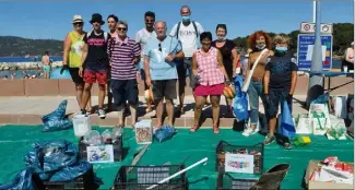  ??  ?? Catherine Defaux, adjointe à l’environnem­ent (au centre) et Yolande Anica, entourées de quelques-uns des participan­ts venus nettoyer la plage bénévoleme­nt.