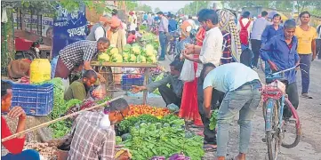  ?? HT PHOTO ?? People without face masks and social distancing, throng a vegetable market, in Prayagraj, on Wednesday.
