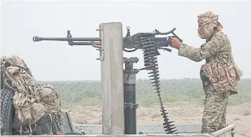  ?? AFP ?? A pro-government Yemeni soldier fires a machine gun last week near the city of Al Jah, 50km from the port city of Hodeida, which Iran-backed Houthi insurgents seized in 2014.