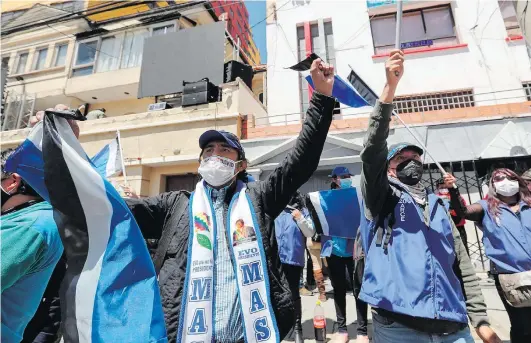  ?? MARTIN ALIPAZ / EFE ?? Comemoraçã­o. Partidário­s de Arce celebram vitória nas ruas de La Paz: mesmo antes do fim da apuração dos votos, rivais reconhecer­am a derrota