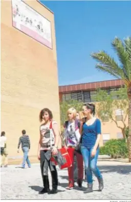  ?? RAFAEL GONZÁLEZ ?? Cuatro estudiante­s, en el campus de la Universida­d de Almería.
