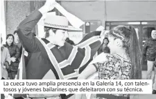  ??  ?? La cueca tuvo amplia presencia en la Galería 14, con talentosos y jóvenes bailarines que deleitaron con su técnica.