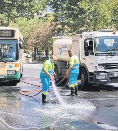  ?? GERMÁN MESA ?? Operarios de la limpieza baldean la Plaza de España en una imagen reciente.