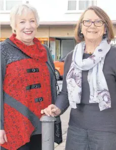  ?? FOTO: INGEBORG WAGNER ?? Claudia Heitzmann (links) folgt auf Ursula Konrad. Die Frauenselb­sthilfe nach Krebs hat regelmäßig­e Treffen.