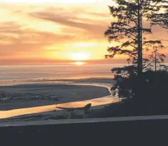  ?? Photo by Reid Wilson for The Washington Post ?? Sunset over the Pacific Ocean as seen from the deck of Kalaloch Lodge in Washington’s Olympic National Park.