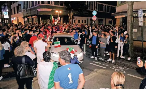  ?? FOTO: GATTUS ?? Bei der EM-Siegesfeie­r der italienisc­hen Fußballfan­s in Ohligs herrschte ausgelasse­ne Freude. Allerdings geht die Stadt davon aus, dass sich bei den Feiern bislang 35 Menschen mit dem Coronaviru­s angesteckt haben.