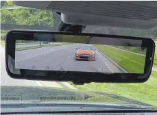  ?? FOTOS: DPA ?? Ist der Kofferraum randvoll geladen, hilft der Innenspieg­el dem Fahrer nicht mehr (links). Nissan löst dieses Problem im Geländewag­en Armada mit einem Spiegel, der die Bilder der Rückfahrka­mera einblenden kann (rechts).