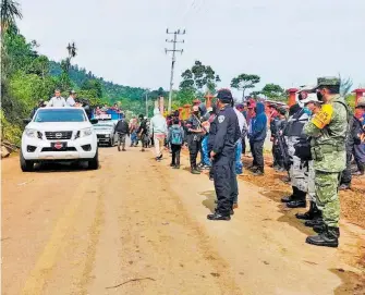  ??  ?? Pobladores y
autoridade­s de 86 comunidade­s y 16 barrios retiraron los retenes CORTESÍA: SECRETARÍA GENERAL DE GOBIERNO DE CHIAPAS