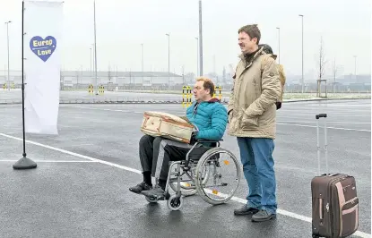  ??  ?? Charly Hübner und Heinz Strunk in „Jürgen“: Kleinbürge­r auf der Suche nach der Liebe im Osten.