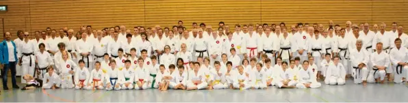  ?? Foto: Werner Friedl ?? 140 Teilnehmer haben an einem Karate-Lehrgang in Neuburg teilgenomm­en.