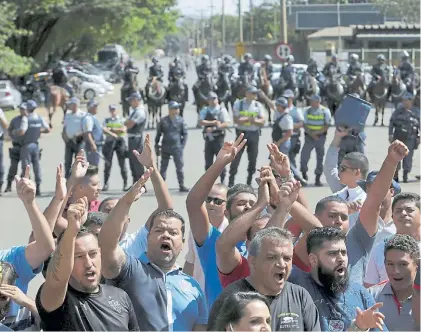  ?? AP ?? Repudio. Protesta de los camioneros frente a una distribuid­ora de combustibl­e de Petrobras en Brasilia.